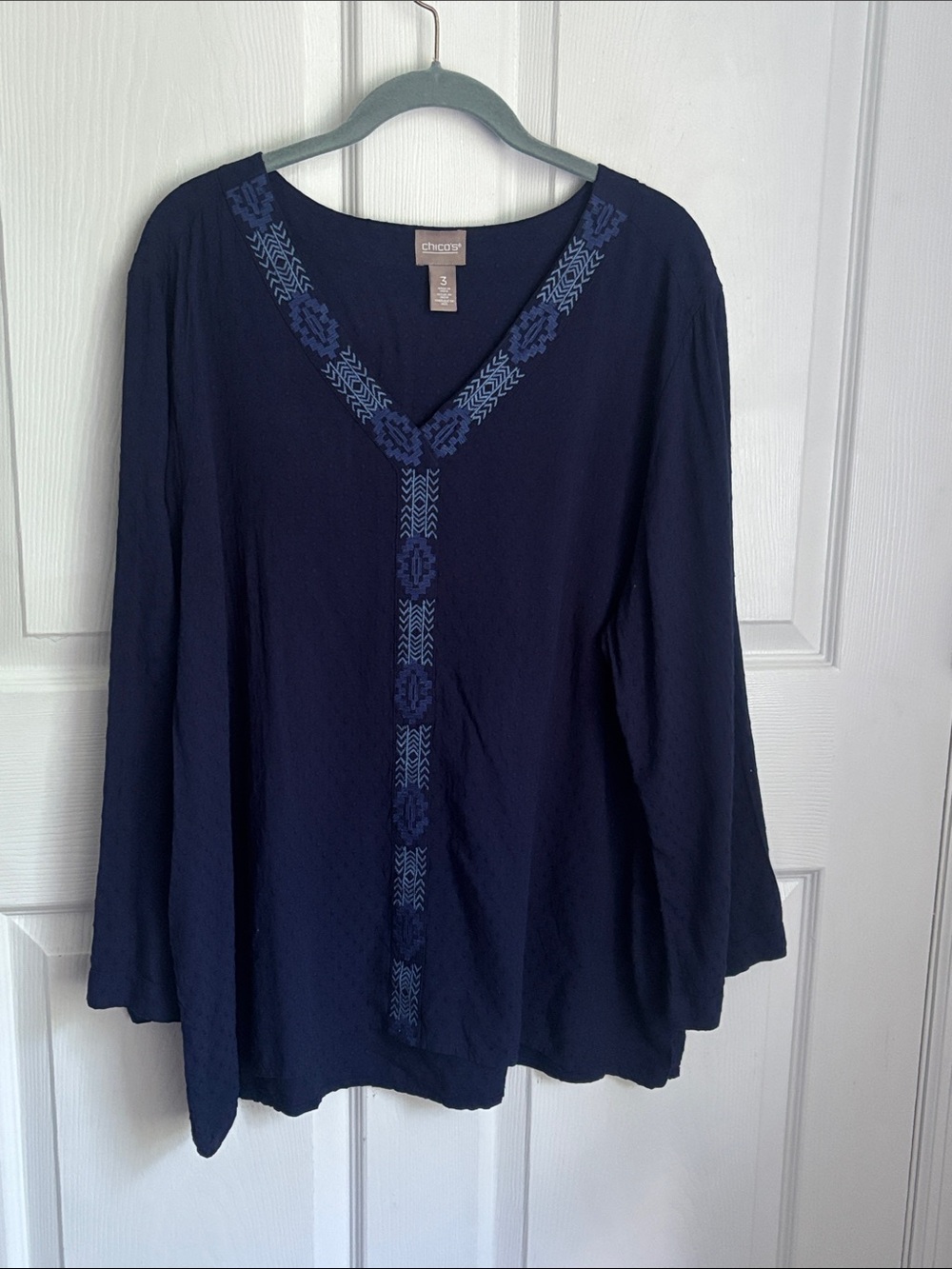 CHICOS Navy Embroidered V-Neck Women's Top 100% Viscose Sz 3 / XL dressy casual